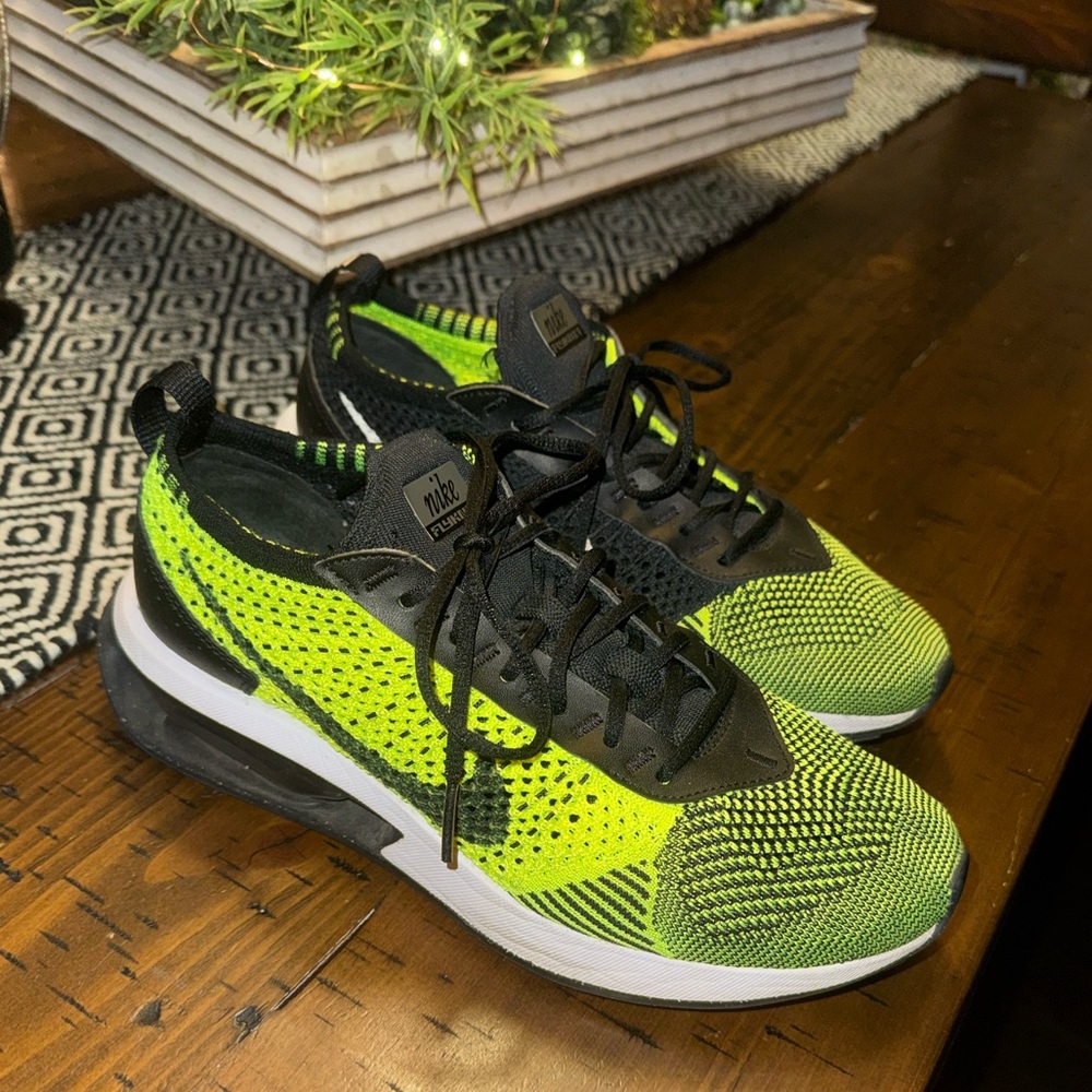 Women’s Nike flyknit shoes